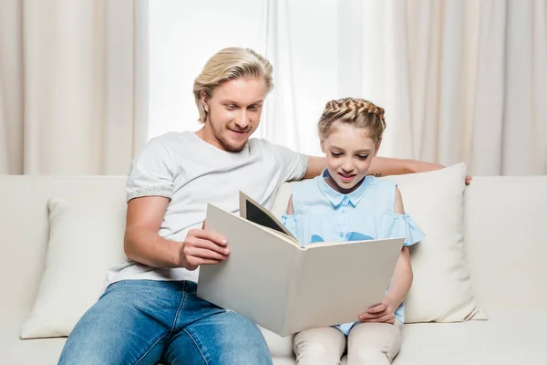 Padre e hija leyendo libro - foto de stock