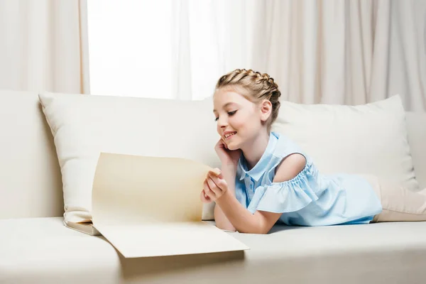 Menina leitura livro — Fotografia de Stock