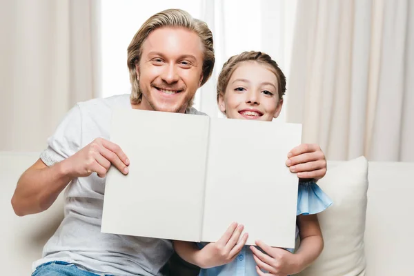 Padre e figlia holding book — Foto stock