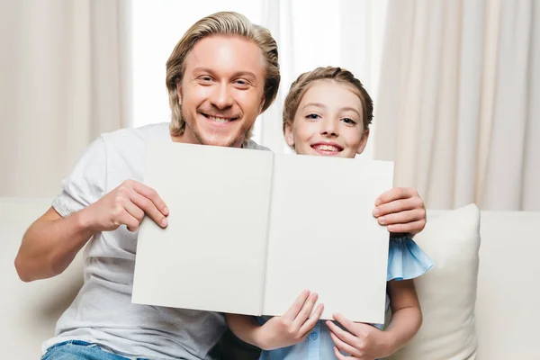 Pai e filha segurando livro — Fotografia de Stock