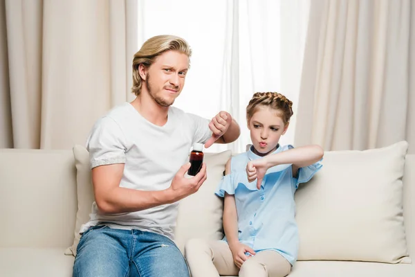 Daughter and father holding syrup — Stock Photo