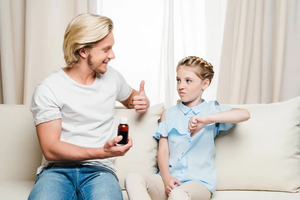 Pai e filha segurando medicina — Fotografia de Stock