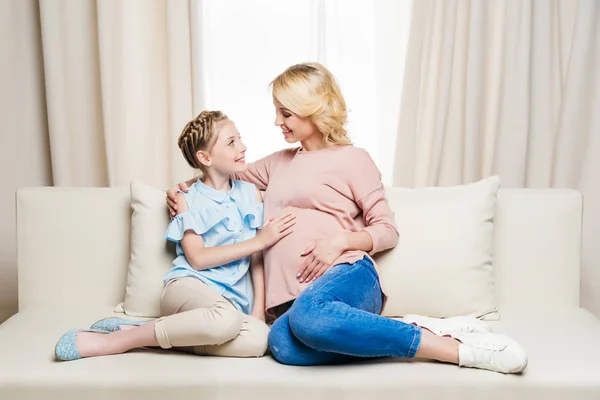 Mère enceinte avec fille — Photo de stock