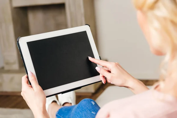 Femme utilisant une tablette numérique — Photo de stock