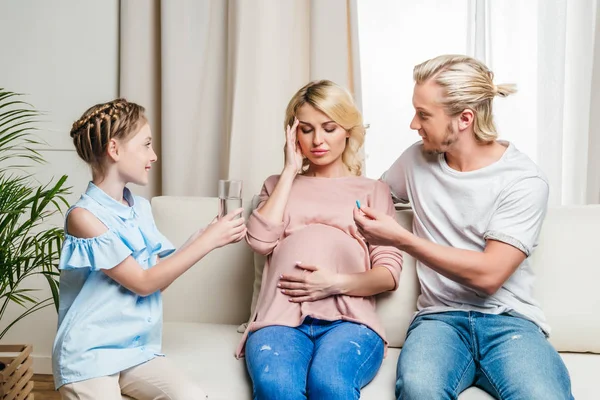 Parentes segurando medicina para mulher grávida — Fotografia de Stock