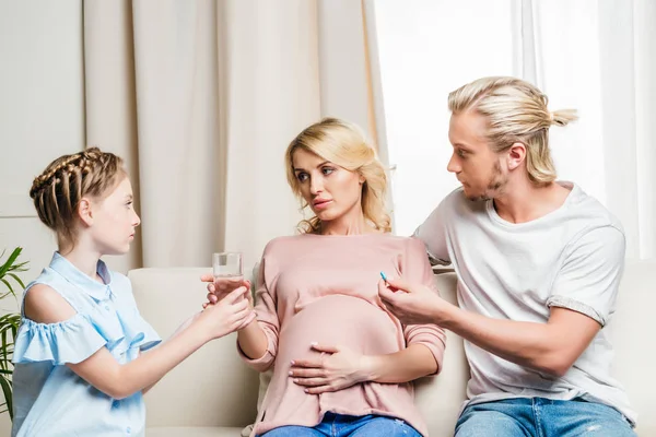 Хвора вагітна жінка з сім'єю вдома — Stock Photo