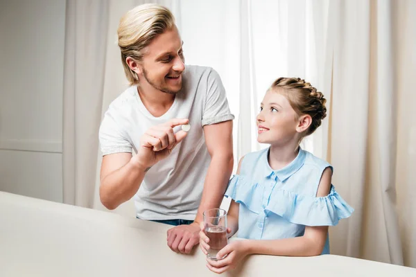 Pai e filha segurando medicina — Fotografia de Stock