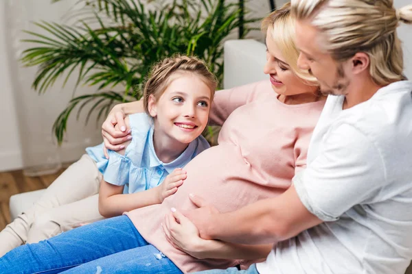 Famiglia con madre incinta a casa — Foto stock