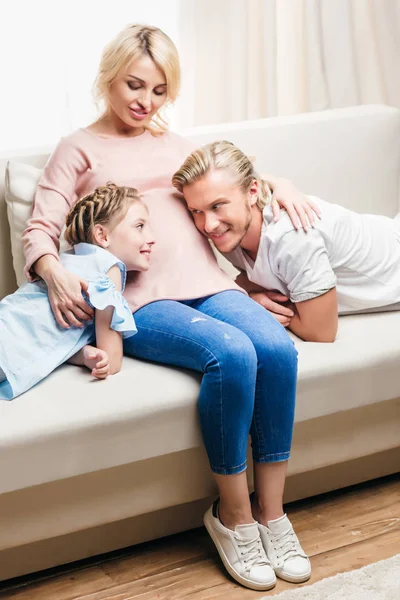 Familia feliz sentado en el sofá - foto de stock