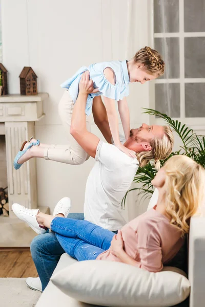 Padre giocare con figlia a casa — Foto stock