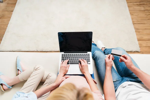 Family buying goods online — Stock Photo