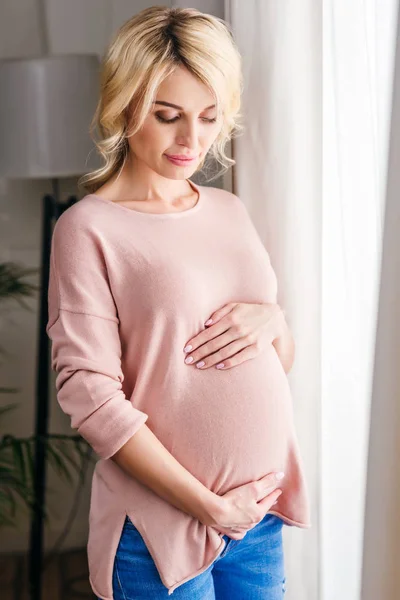 Donna incinta a casa — Foto stock