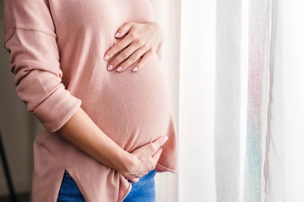 Femme enceinte touchant le ventre — Photo de stock