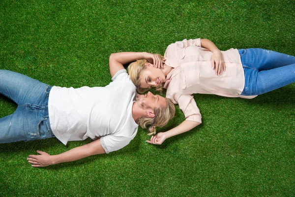 Sweethearts lying on grass — Stock Photo