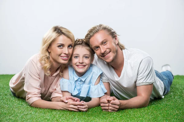 Família feliz deitado na grama — Fotografia de Stock