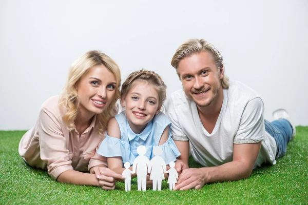 Famiglia felice sdraiata sull'erba — Foto stock