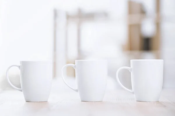 Tazas de café en la mesa - foto de stock