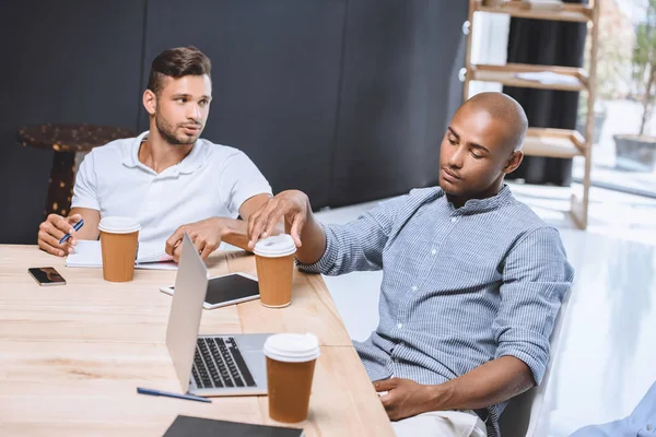 Empresarios multiculturales en la reunión - foto de stock