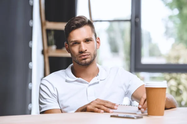 Homme d'affaires caucasien en fonction — Stock Photo