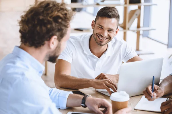 Geschäftsmann über Treffen mit Mitarbeitern — Stockfoto