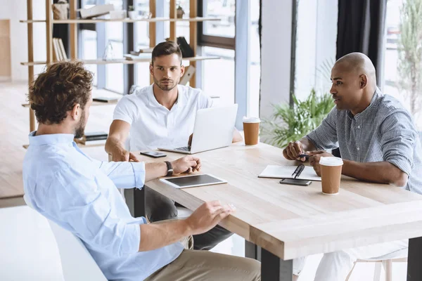 Empresários multiétnicos na reunião — Fotografia de Stock