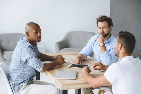 Hommes d'affaires multiethniques à la réunion — Photo de stock