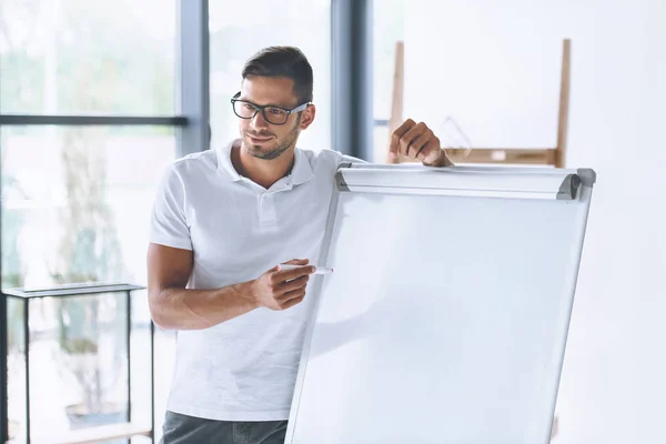 Empresario haciendo presentación — Stock Photo