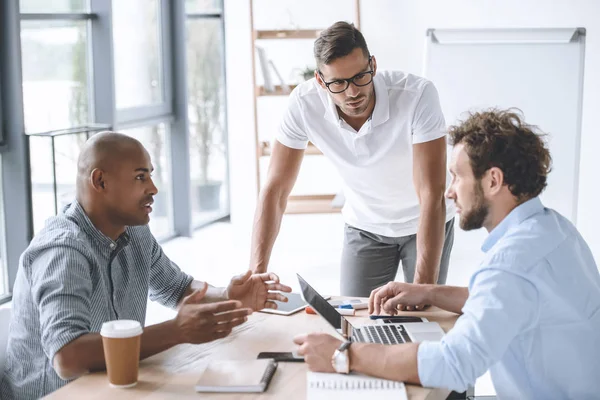 Hommes d'affaires multiethniques à la réunion — Photo de stock