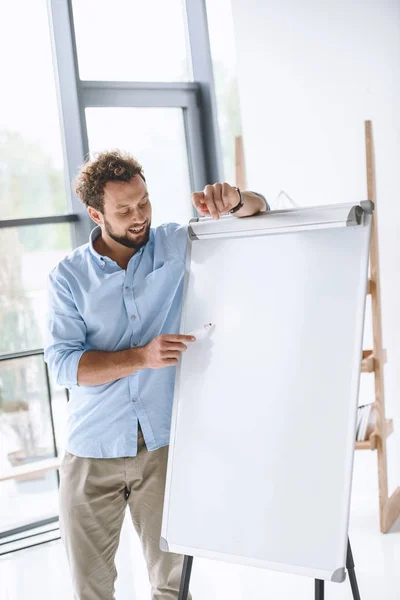 Homme d'affaires faisant une présentation — Photo de stock