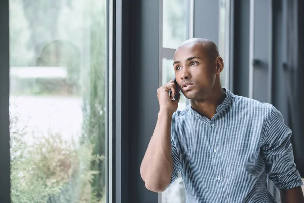 Афроамериканський бізнесмен зі смартфоном — стокове фото