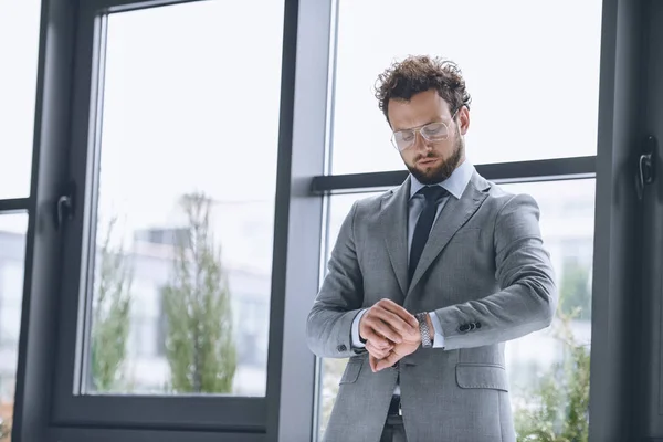 Homme d'affaires vérifiant le temps — Photo de stock