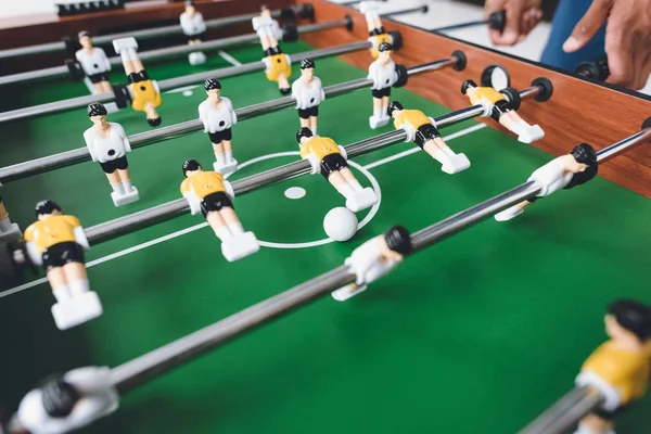 Homem jogando futebol de mesa — Fotografia de Stock