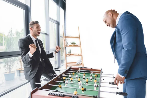 Geschäftsleute spielen Tischfußball — Stockfoto