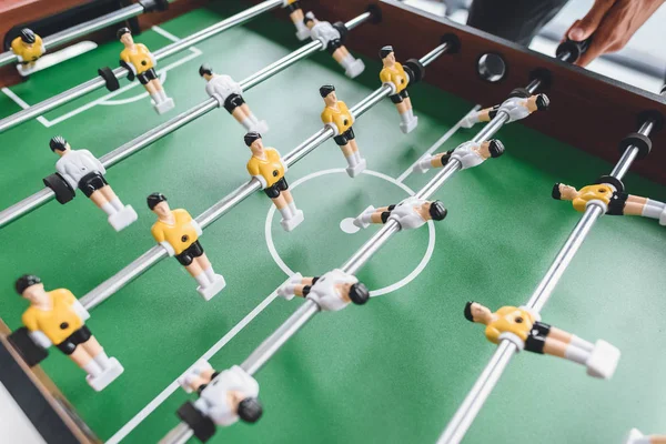 Homem jogando futebol de mesa — Fotografia de Stock