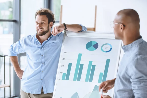 Multiethnische Geschäftsleute arbeiten zusammen — Stockfoto