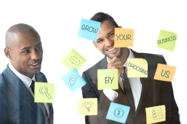 Hombres de negocios multiculturales que trabajan en la oficina - foto de stock