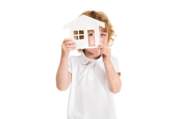 Niño con modelo de casa - foto de stock