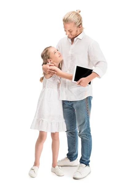 Père et fille avec comprimé — Photo de stock