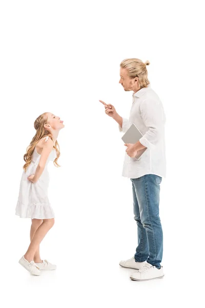 Padre e hija con tableta - foto de stock