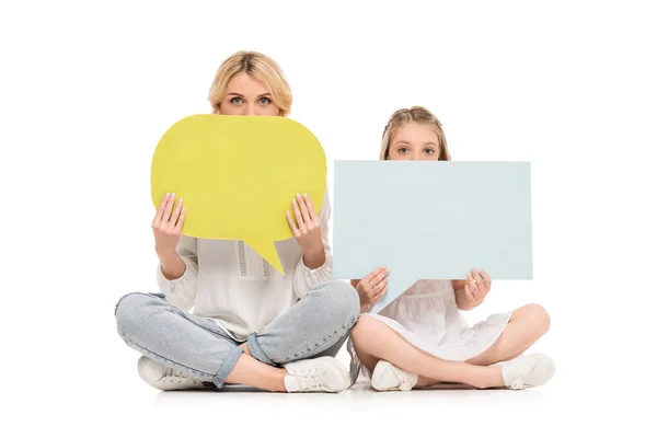 Madre e hija con tarjetas en blanco - foto de stock