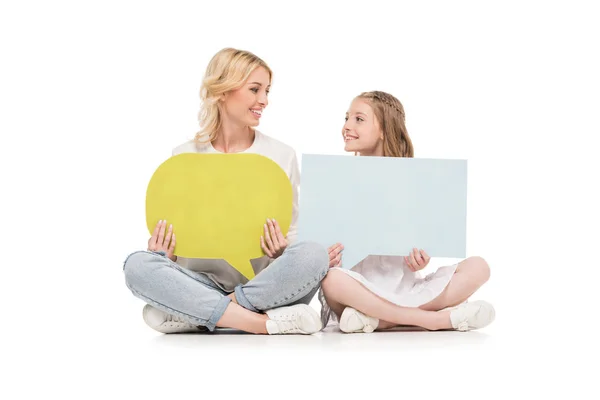 Madre e hija con tarjetas en blanco - foto de stock