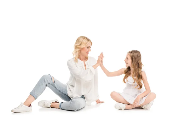 Famiglia dando il cinque — Foto stock