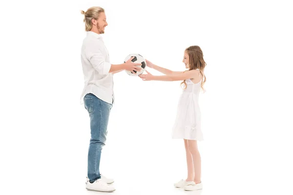 Padre e hija con pelota de fútbol - foto de stock