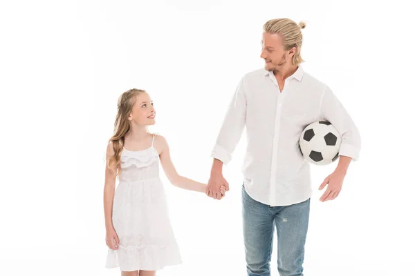 Padre e figlia con pallone da calcio — Foto stock