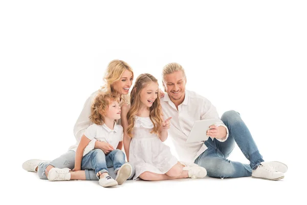 Familie mit digitalem Tablet — Stockfoto