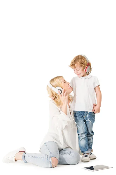 Mère et fils dans les écouteurs — Photo de stock