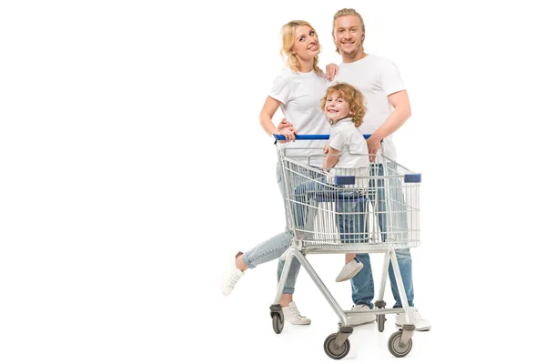 Familia con hijo en carrito de compras - foto de stock