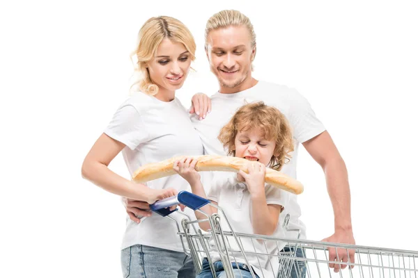 Familia con hijo en carrito de compras - foto de stock