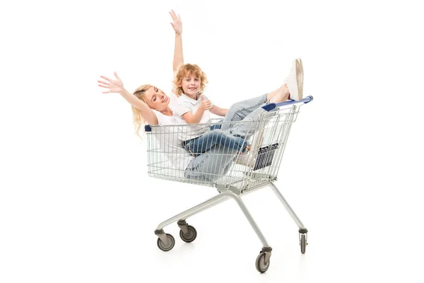 Familia sentada en el carrito de compras - foto de stock