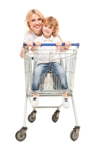 Madre e hijo con carrito de compras - foto de stock